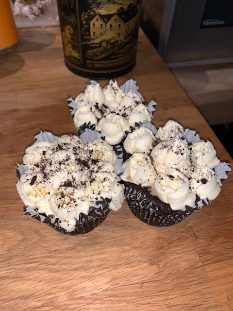 Trois petits gâteaux végétaliens avec mousse au café et crème au beurre