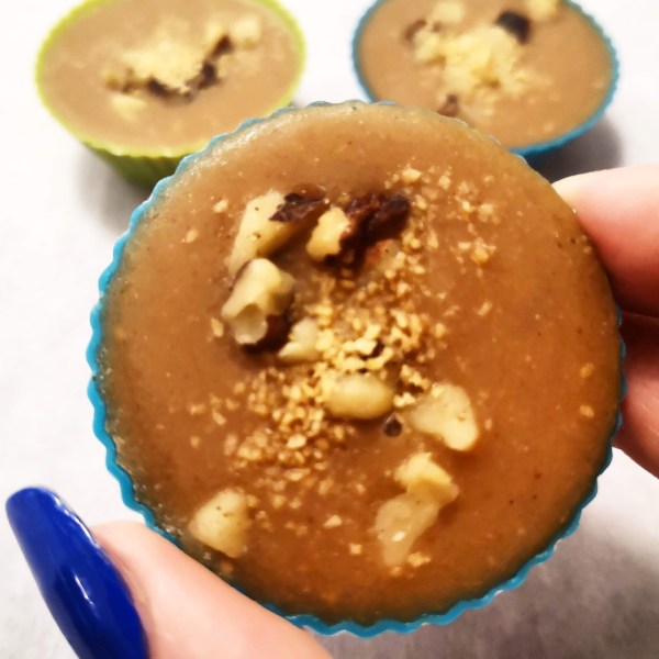 Trois bouchées de fudge végétalien au beurre d'arachide