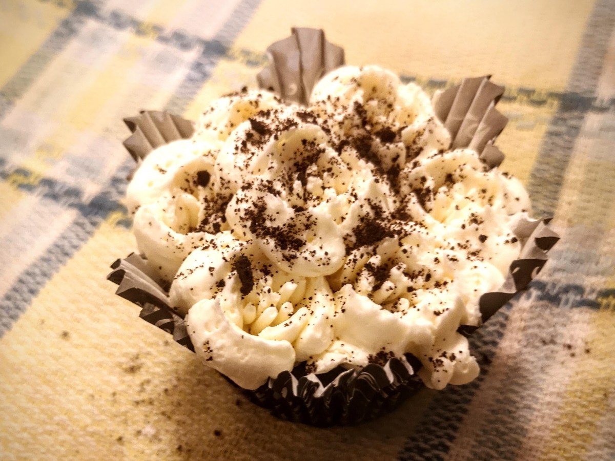 Recette de petits gâteaux végétaliens au chocolat avec mousse au café et crème au&nbsp;beurre