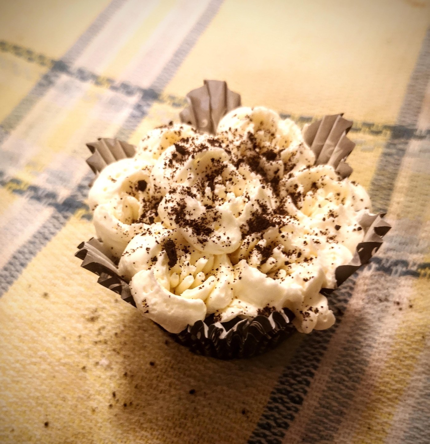 Petit gâteau végétalien au chocolat et café avec crème au beurre