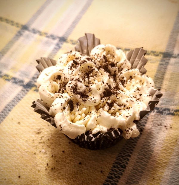 Petit gâteau végétalien au chocolat et café avec crème au beurre