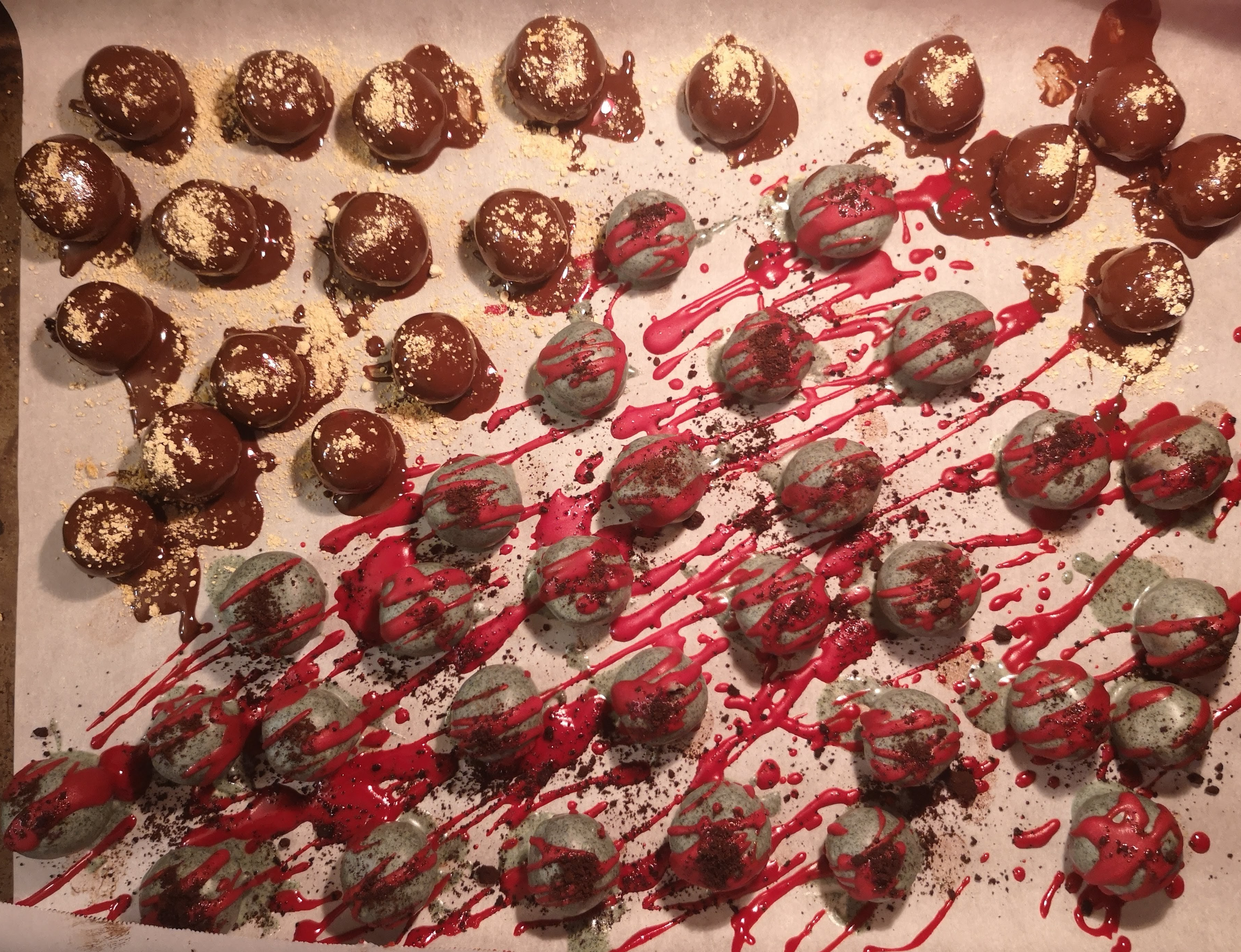 Boules de fromage à la crème et oreo trempées dans le chocolat sur une plaque à pâtisserie