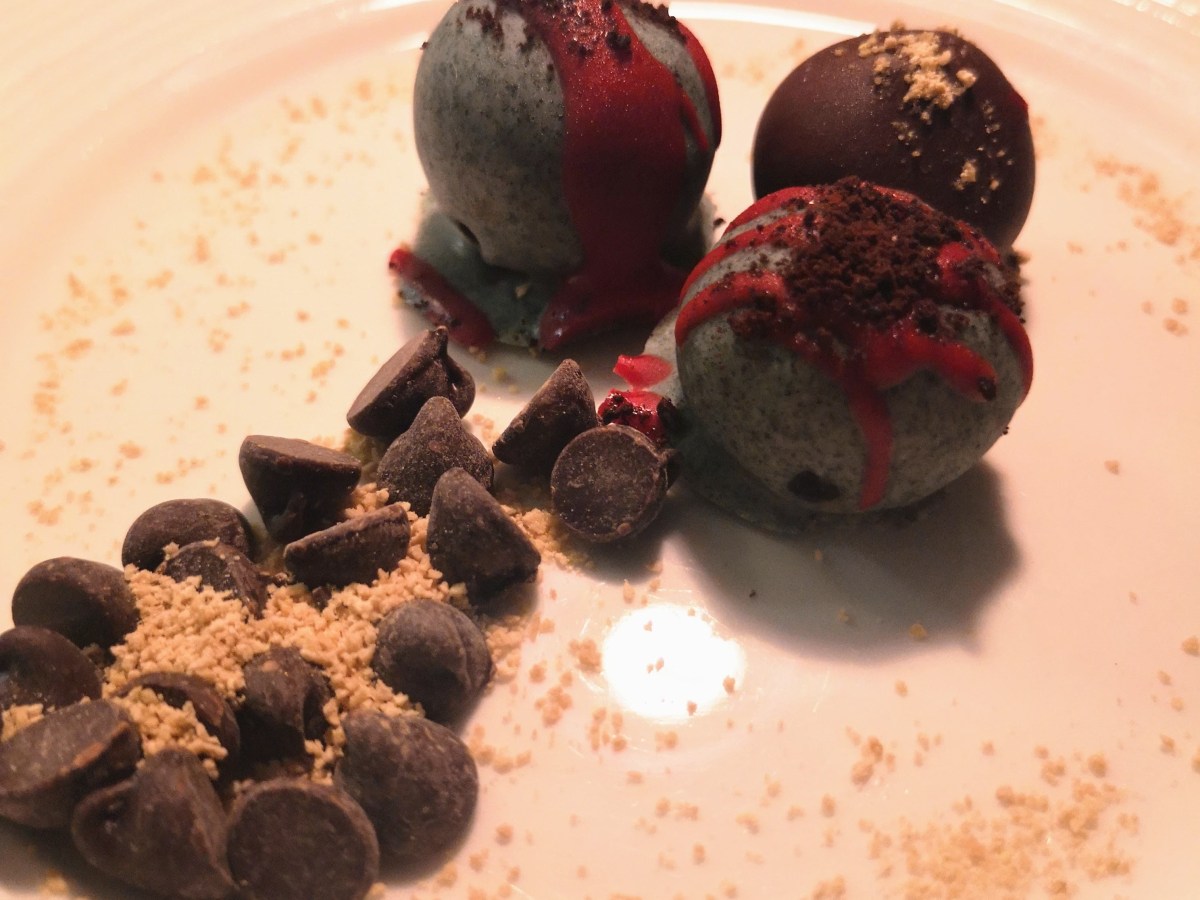 Petit plaisir sucré : recette facile de boules dessert de fromage à la crème et oreo trempées dans le&nbsp;chocolat