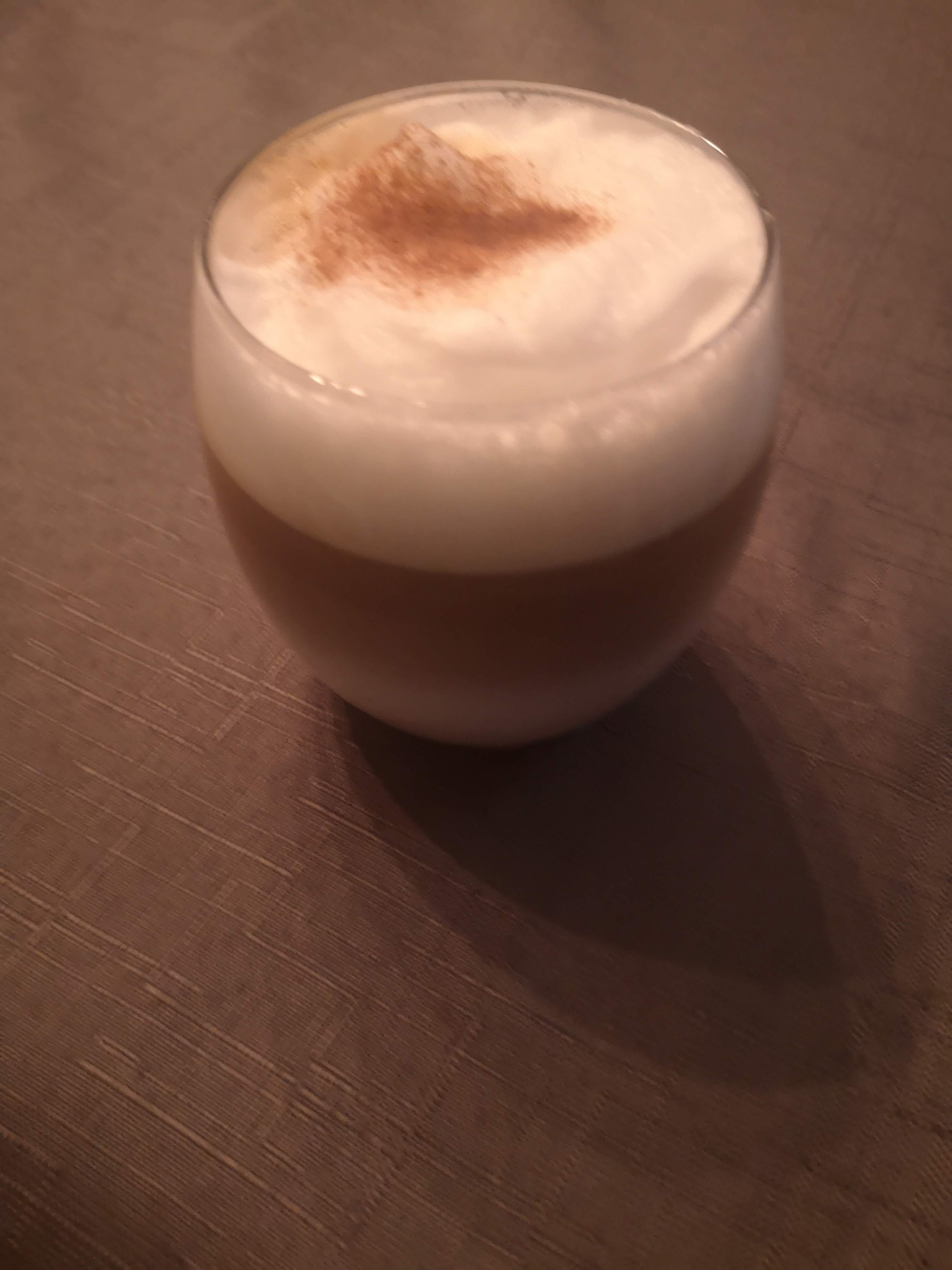 Accompagnement pour le dessert de café au lait alcoolisé avec Liqueur Saint-Crème dans un verre rond transparent