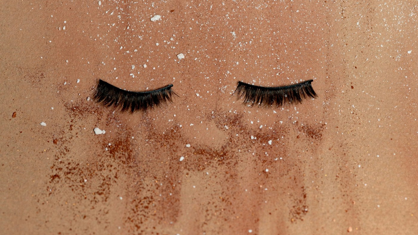 Fakes eyelashes.