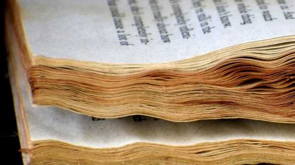 Un livre usé par le temps. Un vieux conte écrit et méconnu.